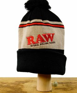 Alternative view of RAW Wintermütze mit Bommel in Braun/Schwarz